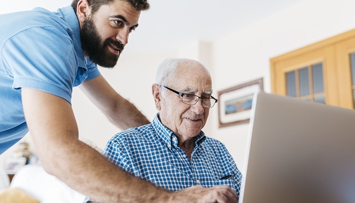 Man getting home based computer help in Auckland